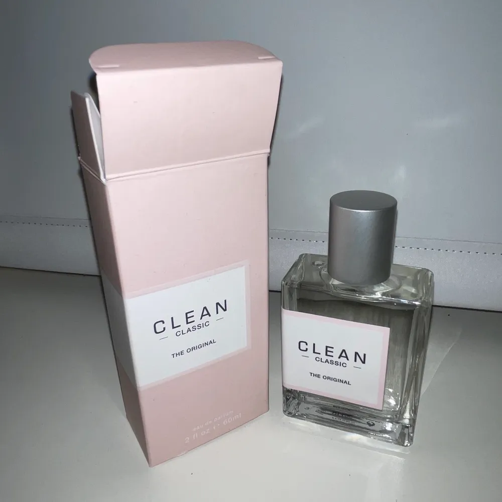 En helt ny oanvänd Clean The Classic parfym (Eau de parfym) på 60 ml säljes nu. Perfekt julklapp! . Övrigt.