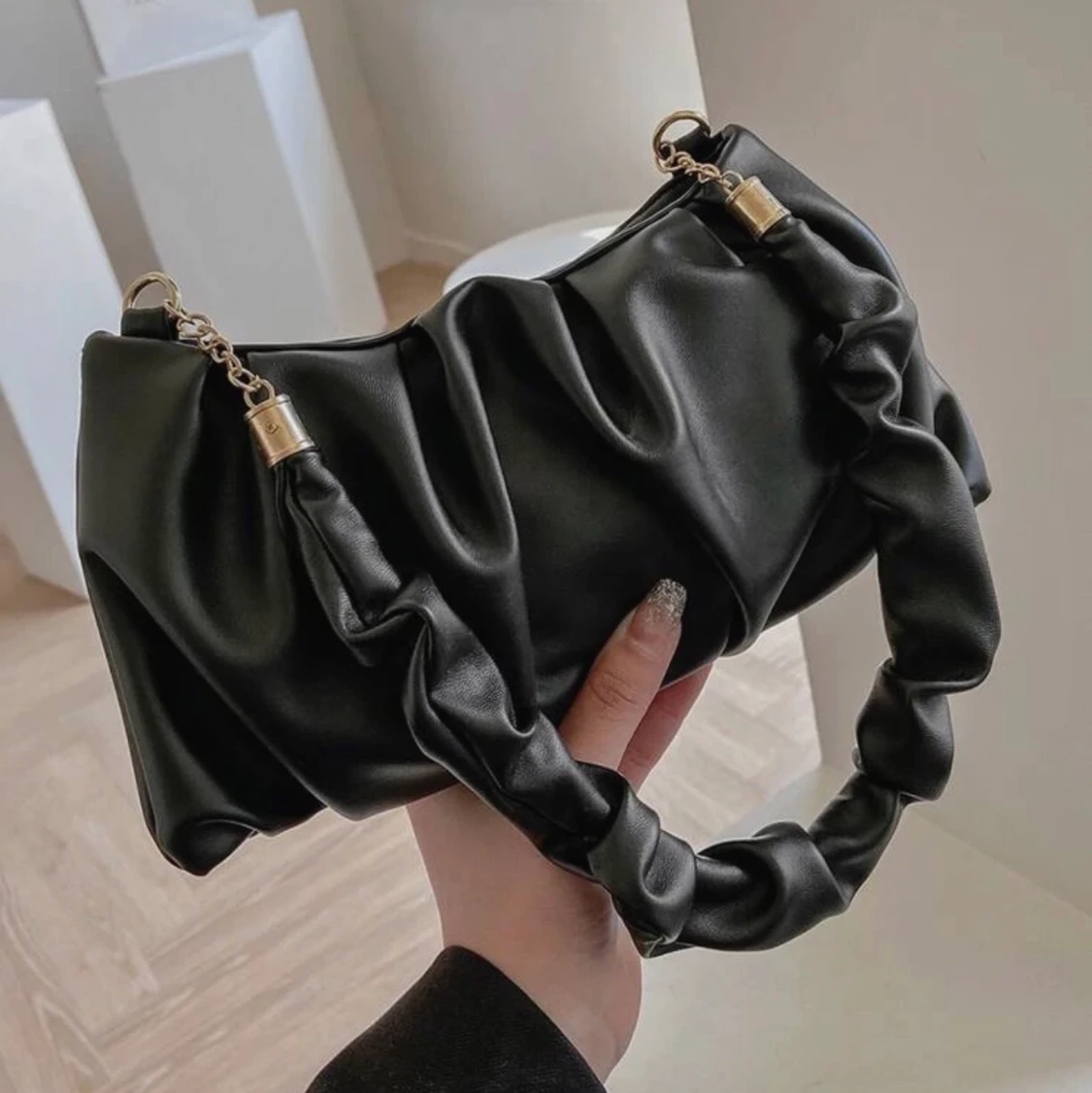 Liten svart axelväska