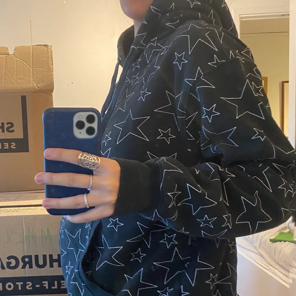 Säljer denna stjärnmönstrade hoodie då den tyvärr inte kommer till användning. Tyvärr vet jag inte storlek men jag bär vanligtvis storlek S/M och den passar perfekt på mig! Säljs för 90kr!. Tröjor & Koftor.