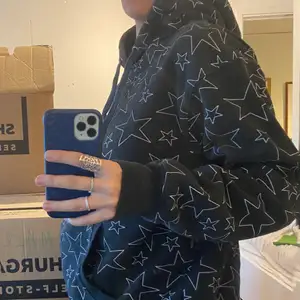 Säljer denna stjärnmönstrade hoodie då den tyvärr inte kommer till användning. Tyvärr vet jag inte storlek men jag bär vanligtvis storlek S/M och den passar perfekt på mig! Säljs för 90kr!