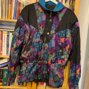 90s Skidjacka Vintage - En vintage skidjacka från Edelweiss i jättefint skick! Det är en onesize jacka och storleken går att ändra enormt utifrån hur man drar åt snörningen i midjan. Stick ut i vinter! 😍