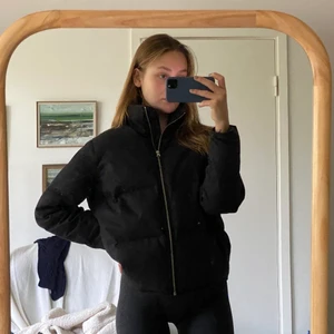Puffer jacket  - Jättesnygg svart pufferjacket i storlek M!! Jackan är i jättebra skick, säljer bara då jag använder en annan oftare 💙