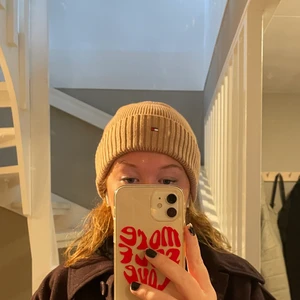 Tommy Hilfiger mössa  - En brun mössa från Tommy Hilfiger, är i nyskick!!