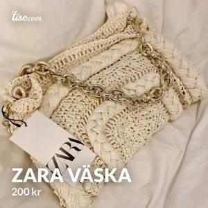 En sååå fin väska från Zara, helt oanvänd alltså i toppskick!! köparen står för frakten🤍🤍🤍