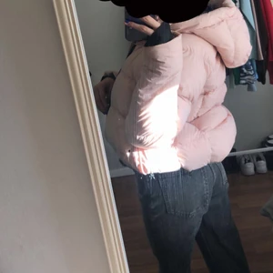 Jacka - En jättefin ljus rosa puff jacka, man kan göra den längre och kortare eftersom att man kan spänna åt med band, knappt använd och kommer med bra skick!💕