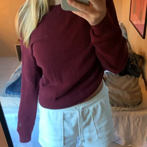 Vinröd tröja i bomull! - Perfekt tröja till hösten, från bondelid i strl S. (Spegeln som e smutsig) fint skick förutom en liten lagning på armen (fråga om bild) köp för 120+frakt😇 kontakta mig vid frågor mm!