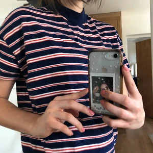 Randig t-shirt från Zara - Randig, bekväm och stylish tröja från Zara. Inte tecken på användning.