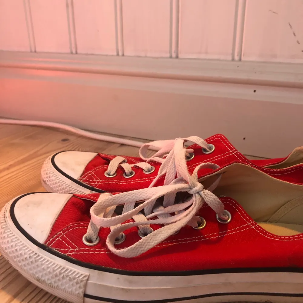 Röda låga Converse. Köpta för ganska länge sedan. Inte använda jättemycket. De är i använt men bra skick.. Skor.