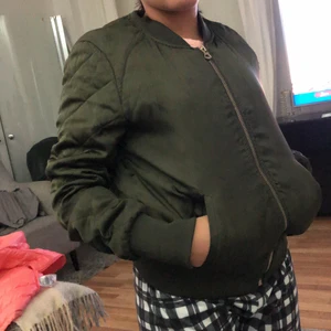 Höst jacka  - Hej jag säljer min väns jacka som den har storleken 165  finns att hämta på Biskopsgården