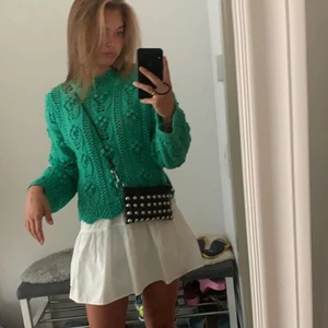 Grön stickad zara  - Jättefin grön stickad tröja från zara, den är bara använd två gånger så jättefint skick! nypris 400kr mitt pris 250kr+frakt (som ny!) fraktar bara, möts ej upp, skriv privat för mer info/frågor!! Köp för 300kr ink frakt 
