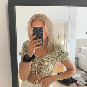 Zara topp - Säljer en jättefin zara topp, använd en kväll, storlek M men passar även S💕