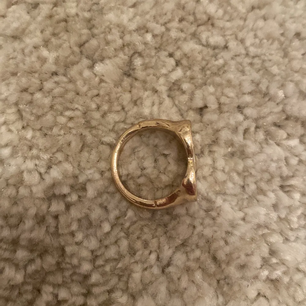 Jag säljer denna jättesöta vit/guldiga ringen med en ängel på för 12kr + frakt, inte använd eftersom jag gillade inte riktigt den men jättesnygg❤️. Accessoarer.