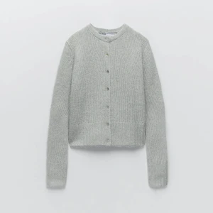 Stickad kofta från Zara i alpackamix - Säljer denna stickade kofta i alpackamix från Zara i storlek S! Använd ca 5 gånger och i superbra skick! 300kr exklusive frakt men kan mötas upp i Linköping! 