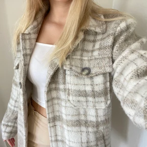 Jacka från NA-KD - Säljer min fina jacka från NA-KD. Super skönt material och i nyskick. Den är i stl 34 men oversized så passar även 36/38 ( min vanliga stl). Frakt tillkommer 🤍