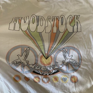 T-shirt! - Säljer denna nästan oanvända T-shirt! Snygg, lite oversized och snyggt tryck på!