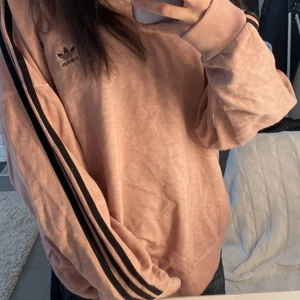 Adidas tjocktröja brun rosa typ  - Är 1,56 går ner till höfterna på mig osäker pö storlekn men skulle säga att det är m köpt på junkyard för länge sen säljer för använder inte längre 