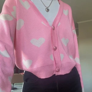 Kofta med hjärtan - Söt, rosa kofta med vita hjärtan från asos. 