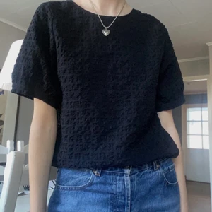 Blus med öppen rygg - Fin oanvänd topp från Monki med öppen rygg.