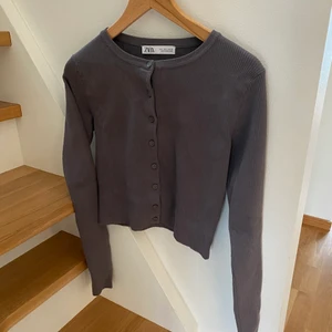 Zara kofta - Helt oanvänd kofta från zara! Super söt i storlek L men är kort i modellen så passar också S/M💗 Så fin brå/beige färg