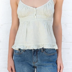 Supersöt topp från brandy melville - Säljer nu denna jättesöta topp från brandy melville som jag köpte innan sommarn. Använt fåtal gånger men får tyvärr ine användning för den så säljer den nu❤️