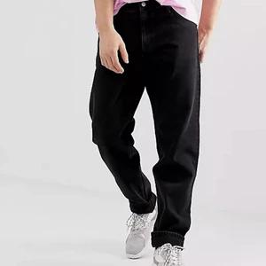 Weekday jeans - Weekday Barrel jeans helt oanvända i påse. Svarta Jeansen är i storlek 31/32 säljer pga att jag köpte fel. De är köpta online, kvitto m.m finns. Första bilden är tagen ifrån asos hemsida, skriv för fler bilder. Pris i butik 600kr.