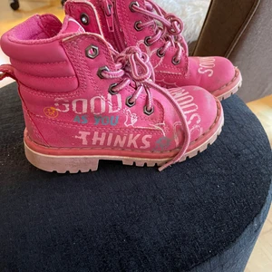 Flicka Kängor i rosa - Italienska kängor till flickan i storlek 26.