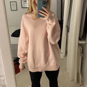 Tröja - Säljer en oversize ”bubbelgum” färgad tröja!! Storleken är M och kommer ifrån h&m. Tröjan är väldigt mysig och en fin rosa färg💗