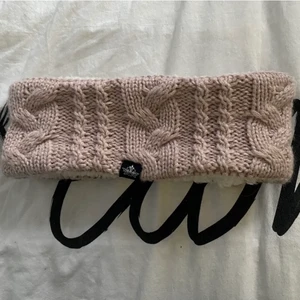 Hårband - Smutsrosa, gulligt hårband som är perfekt till vintern.🌸Faktiskt Aldrig använt det så i superbra skick. 