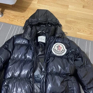 Moncler jacka - Storlek 2 (M) passar mig som är 184 och väger 84. Finns att hämta i Linköping eller fraktas mot betalning 