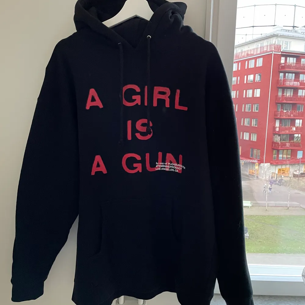 Pleasures hoodie, super oversized för en tjej men XL för killar, köpt för 90$ 🌸 Frakt tillkommer . Tröjor & Koftor.