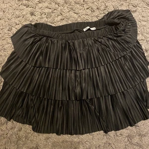 Zara kjol - Populär zara kjol. Storlek L men ganska liten i storleken. Nyskick!😙😙😙