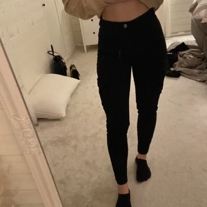 svarta cargobyxor - svarta cargobyxor från bikbok i mycket bra skick, säljer pga för små (150kr inklusive spårbar frakt)