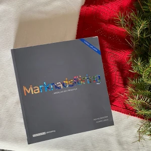 Marknadsföring - Fjärde upplagan, läst en gång, försiktigt använd 📖 