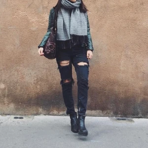 Ripped jeans, W26 - Från One Teaspoon. Strl 26, men mer som 25 i storleken.