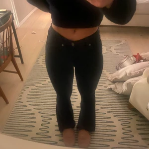 Svarta flare jeans! - Ett par svarta flare jeans från Dr Denim! Väldigt stretchiga o sköna – passar nog de flesta kroppar! Säljer då de aldrig kommer t användning. Inga slitage!