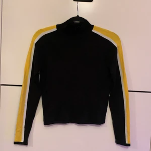 Polo tröja  - Stickad polo tröja ifrån H&M, stretch. HALVA PRISET PÅ FRAKTEN 