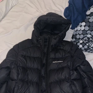 Peak performance storlek M  - Den är storlek M men skulle även säga att den passar på S. Säljer pågrund av att den blivit på gränsen  till för liten. Nytt pris 4000kr . Priset kan diskuteras,den är använd men inte några fel överhuvudtaget.  Skriv om ni har frågor💗