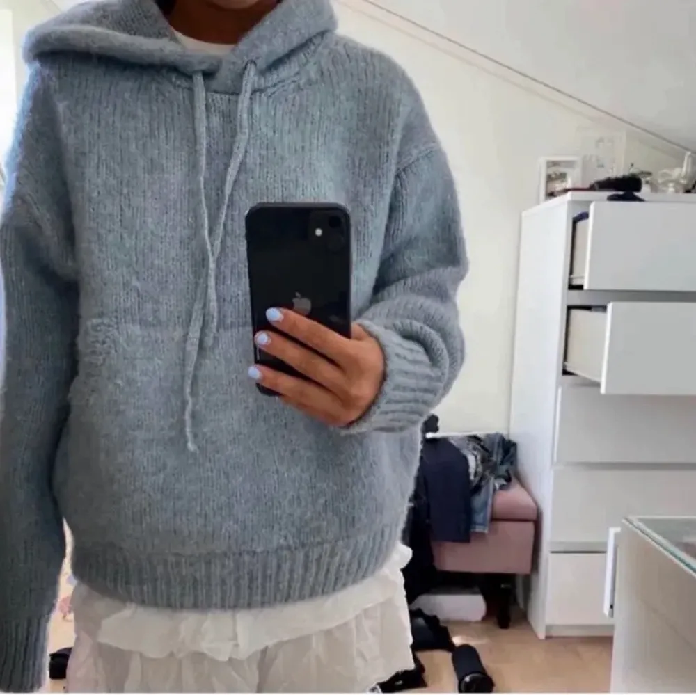 (Lånad bild). Säljer min supermysiga hoodie från Zara, så skön till vintern men använder den inte tyvärr💗. Tröjor & Koftor.