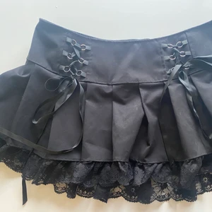 svart minikjol - svart minikjol från dollskill, fel storlek så passar inte mig, knappt använd