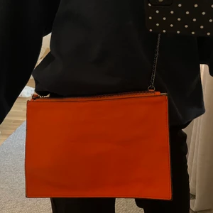 Väska - Väska ifrån Zara Trafaluc. Som ny. Skriv för fler bilder, mått osv. Frakt 66kr.