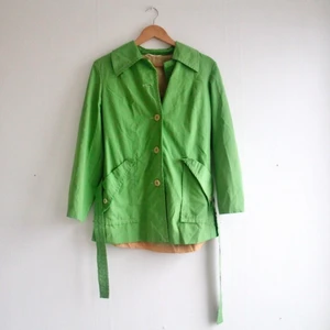 Retro jacka - Strukturerad retrojacka med små axelvaddar. Superfin färg! Bra skick.
