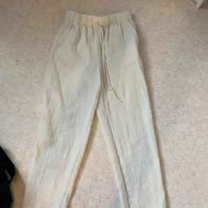 Linnebyxor hm XS - Säljer dessa linnebyxor från hm i storlek XS då jag inte gillar hur dem sitter på mig. Andvände 1-2 gånger och ser nästintill oanvända ut. Köparen står för frakten.