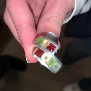 ring - skitnajs ring i äkta silver, storleken är lite svår att säga men den är ganska liten men det beror ju på vilket finger man har den på