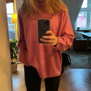 Stickad tröja - Säljer nu denna fina tröja med ”cashmere feeling”. Jättefint skick och köparen står för frakten💛