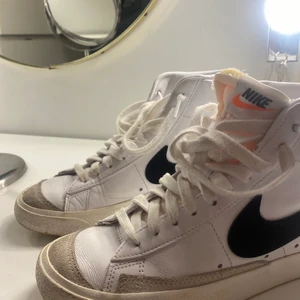 Nike skor  - Säljer nu dessa nike skor knappt använd💖 väldigt snygga