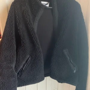 Svart Teddyjacka - Svart teddyjacka från weekday. Köpt begagnad men knappt använd av mig pga passform. Storlek L men passar M också.