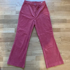 MONKI: Byxor stl 36 - I väldigt god skick. Har endast använt dem 3 gånger. Mysig material