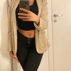 Beige kavaj - En beige kavaj aldrig använt perfekt att slänga på med en svart outfit 