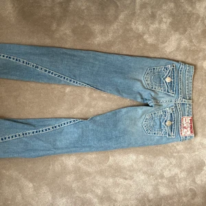 Världens finaste true religon jeans!!  - Detta är lite halvt en intresse kontroll för jag älskar verkligen den här!!! Men så fina och är i storlek 24. Små i storleken skulle jag säga -xs -xxs . Pris kan ibland diskuteras (båda Jeansen) 