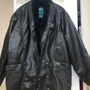 Läderjacka  - Vintage läderjacka i storlek L. Skönr material och trendig.